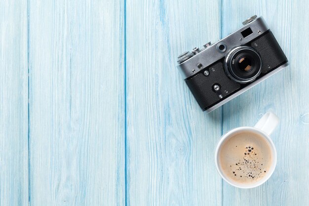 Appareil photo de voyage et tasse à café sur table en bois