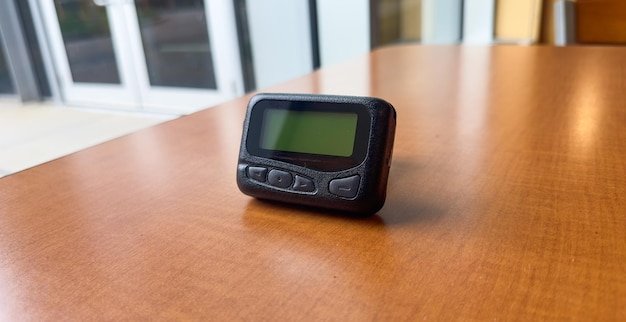 Un appareil portable noir et gris est posé sur une table.