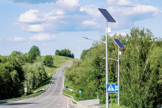 Appareil solaire avec réverbère sur fond de ciel bleu Réverbère alimenté par panneau solaire avec batterie incluse Énergie alternative du soleil