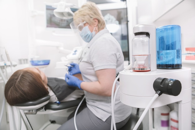 Appareil de traitement dentaire moderne et travail de dentiste expérimenté