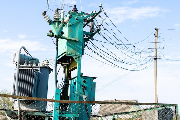 Appareillages et interrupteurs dans une centrale électrique à structure en acier.