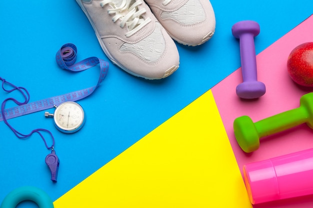 Appareils de fitness sur fond de couleur