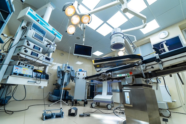Appareils Médicaux Et Lampes Industrielles Dans La Salle D'opération D'un Hôpital Moderne Concept De Design D'hôpital Intérieur