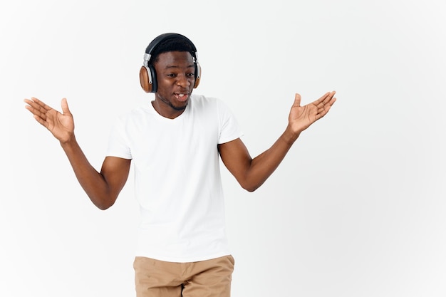 Apparence africaine d'homme gai dans le divertissement d'émotions de musique d'écouteurs