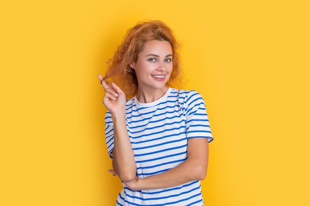 Apparence de fille rousse heureuse isolée sur fond jaune apparence de jeune fille rousse