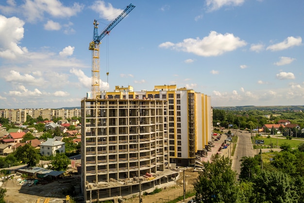 Appartement ou bureau élevé en béton en construction.