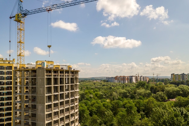 Appartement ou bureau élevé en béton en construction.