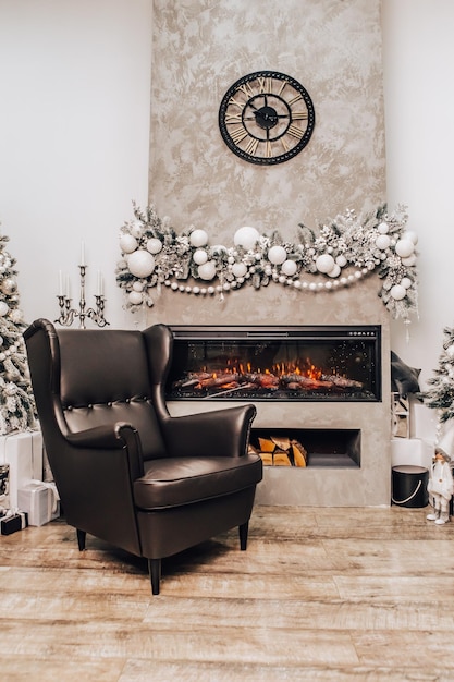 Appartement confortable à image verticale, cheminée lumineuse électrique artificielle avec fausse flamme étincelante