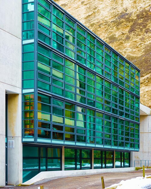 Appartement dans l'extérieur d'un immeuble résidentiel. Structure de logement à la maison moderne bleue de l'Europe. Haute architecture mur et verre pour l'investissement immobilier d'entreprise.