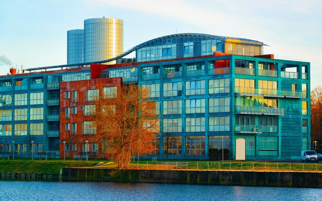 Appartement dans l'extérieur d'un immeuble résidentiel. Structure de logement à la maison moderne bleue de l'Europe. Haute architecture mur et verre pour l'investissement immobilier d'entreprise.