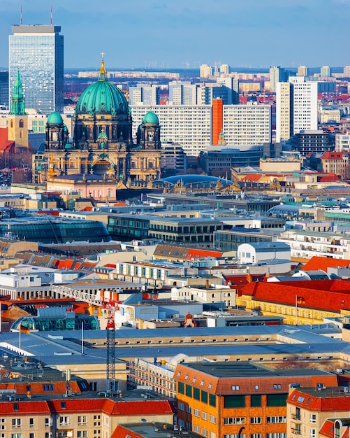 Appartement dans l'extérieur d'un immeuble résidentiel. Structure de logement à la maison moderne bleue de l'Europe. Maison de location dans le quartier de la ville l'été. Architecture pour l'investissement immobilier d'entreprise à Berlin, Allemagne.