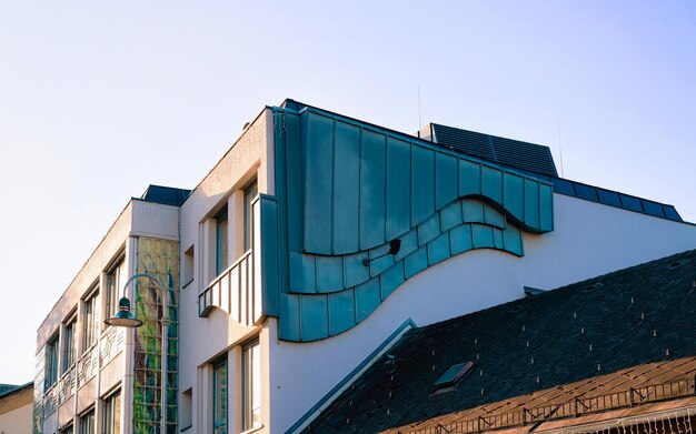 Appartement dans l'extérieur d'un immeuble résidentiel. Structure de logement à la maison moderne bleue de l'Europe. Maison de location dans le quartier de la ville l'été. Architecture pour l'investissement immobilier d'entreprise, Leibnitz Autriche.