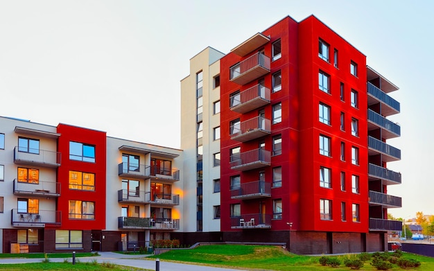 Appartement dans l'extérieur d'un immeuble résidentiel. Structure de logement à la maison moderne bleue de l'Europe. Maison de location dans le quartier de la ville l'été. Architecture pour l'investissement immobilier d'entreprise, Vilnius, Lituanie.