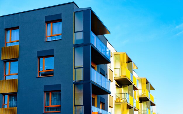 Appartement dans l'extérieur d'un immeuble résidentiel. Structure de logement à la maison moderne bleue de l'Europe. Maison de location dans le quartier de la ville l'été. Architecture pour l'investissement immobilier d'entreprise, Vilnius, Lituanie.