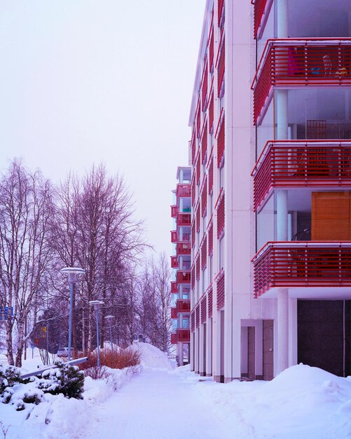 Photo appartement dans l'extérieur d'un immeuble résidentiel. structure de logement à la maison moderne bleue de l'europe. maison de location dans le quartier de la ville l'été. haute architecture mur et verre pour l'investissement immobilier d'entreprise.