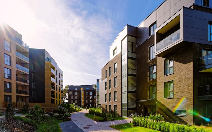 Photo appartement dans l'extérieur d'un immeuble résidentiel. structure de logement à la maison moderne bleue de l'europe. maison de location dans le quartier de la ville l'été. haute architecture mur et verre pour l'investissement immobilier d'entreprise.