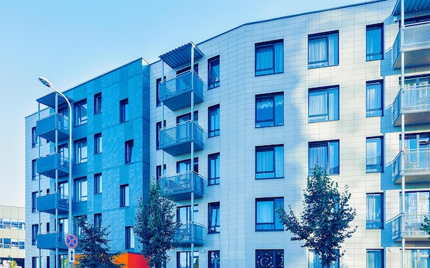 Appartement dans l'extérieur d'un immeuble résidentiel. Structure de logement à la maison moderne bleue de l'Europe. Maison de location dans le quartier de la ville l'été. Haute architecture mur et verre pour l'investissement immobilier d'entreprise.