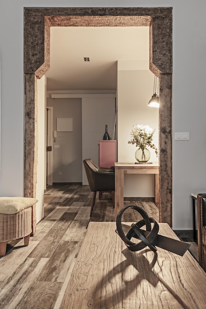 Appartement à la décoration contemporaine avec beaucoup de bois dans les meubles et éléments de la structure