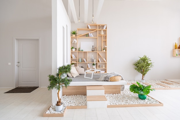 Appartement de design moderne à la mode de luxe avec une disposition libre dans un style minimal. très grande pièce très lumineuse avec des murs blancs et des éléments en bois