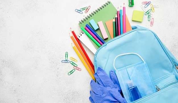 Un appartement avec l'essentiel de l'école, un sac à dos et un espace pour copier.
