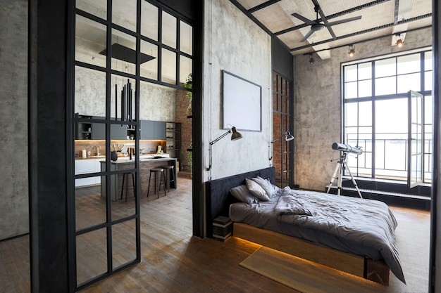 Appartement de luxe dans un style loft aux couleurs sombres. Chambre moderne et élégante