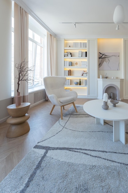 Appartement de luxe design moderne à la mode dans des couleurs claires jour lumineux derrière d'immenses fenêtres décoration élégante et personne à l'intérieur