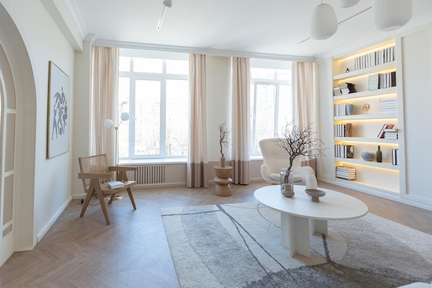 Appartement de luxe design moderne à la mode dans des couleurs claires jour lumineux derrière d'immenses fenêtres décoration élégante et personne à l'intérieur