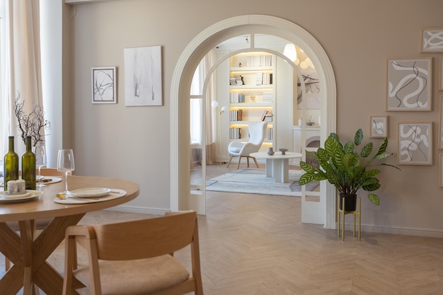 Appartement de luxe design moderne à la mode dans des couleurs claires jour lumineux derrière d'immenses fenêtres décoration élégante et personne à l'intérieur