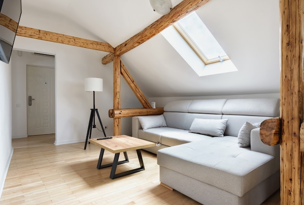 Appartement mansardé salon moderne avec poutres en bois rustiques anciennes