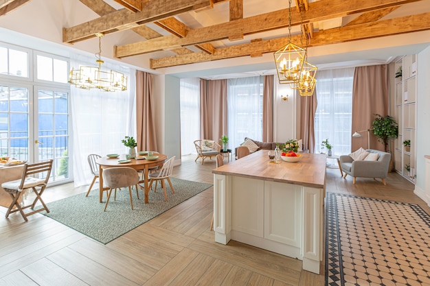 Appartement moderne et luxueux à aire ouverte. Intérieur riche de style scandinave avec poutres en bois au plafond aux couleurs pastel