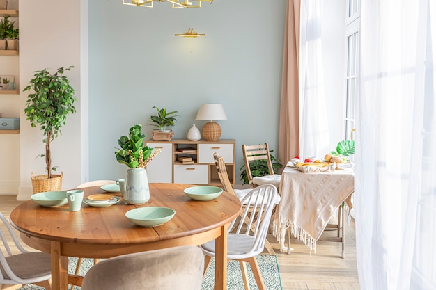 Appartement moderne et luxueux à aire ouverte. Intérieur riche de style scandinave avec poutres en bois au plafond aux couleurs pastel