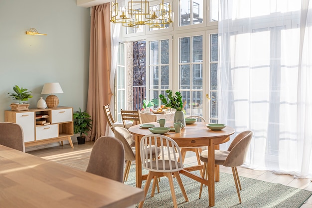 Appartement moderne et luxueux à aire ouverte. Intérieur riche de style scandinave avec poutres en bois au plafond aux couleurs pastel