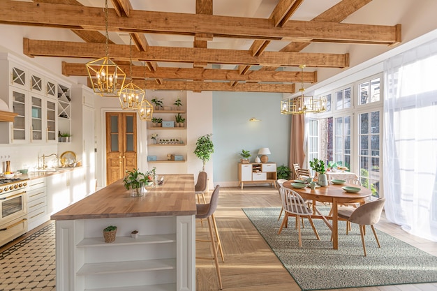 Appartement moderne et luxueux à aire ouverte. Intérieur riche de style scandinave avec poutres en bois au plafond aux couleurs pastel