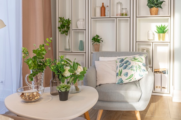 Appartement moderne et luxueux à aire ouverte. Intérieur riche de style scandinave avec poutres en bois au plafond aux couleurs pastel