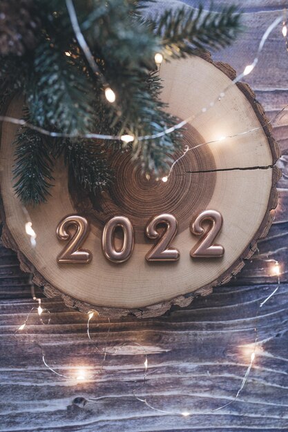 Appartement de Noël posé sur une table en bois nombres d'or 2022 et décor du nouvel an