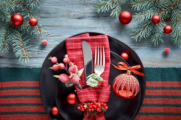 Appartement poser avec des décorations de Noël en vert et rouge avec des baies