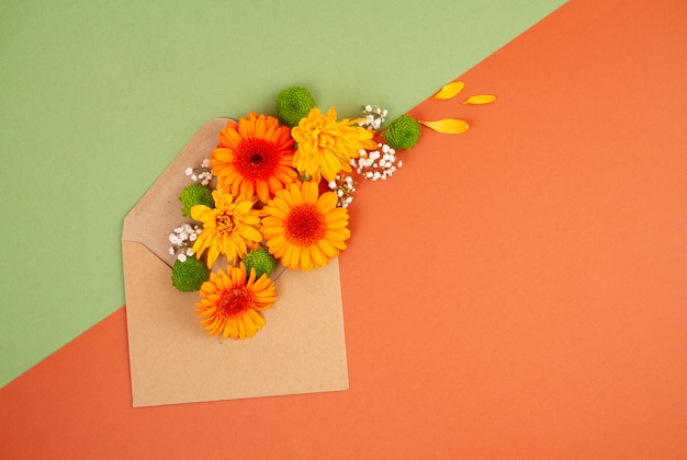 Appartement poser avec des fleurs aux couleurs d'automne