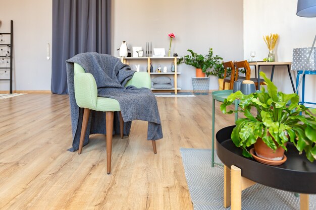 Appartement spacieux avec de grandes fenêtres, du parquet au sol et des murs clairs