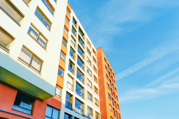 Appartement UE maison et maison immeuble résidentiel concept immobilier. Place pour l'espace de copie. Avec un ciel bleu