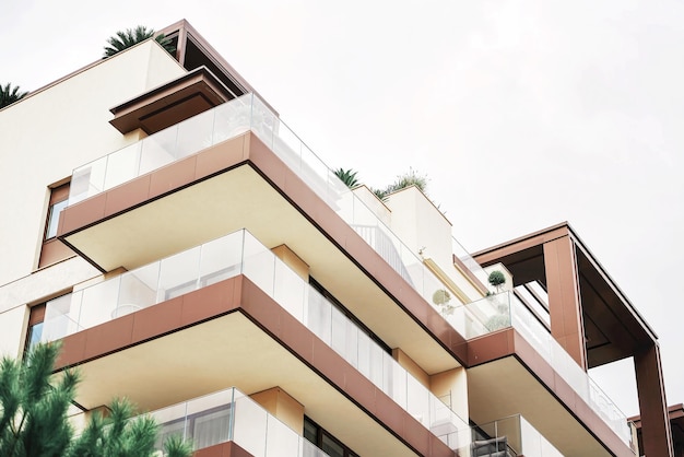 Appartements côtiers contemporains surplombant le port de plaisance et les yachts