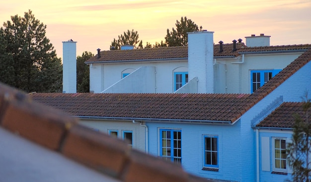 Appartements dans un port de mer au coucher du soleil