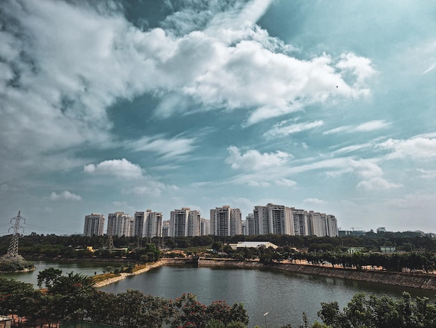 Des appartements modernes au bord du lac avec un ciel spectaculaire