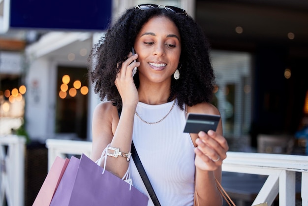 Photo appel téléphonique d'achat et carte de crédit pour femme avec informations et confirmation de commerce électronique paiement bancaire en ligne et adhésion pour une cliente de détail dans un centre commercial tout en vérifiant le score