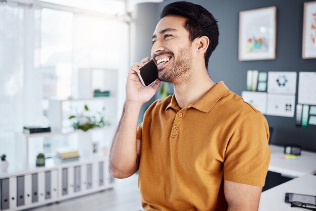 Appel téléphonique de bureau heureux ou homme d'affaires parlant parlant sur une conversation de réseautage avec un contact de communication Bonheur professionnel ou consultant sourire sur une discussion sur smartphone mobile