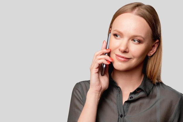 Appel téléphonique femme confiante de consultation professionnelle