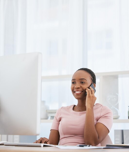 Appel téléphonique d'une femme noire et ordinateur dans un accord de vente financière de mise en réseau de bureau d'affaires ou négociation d'investissement b2b