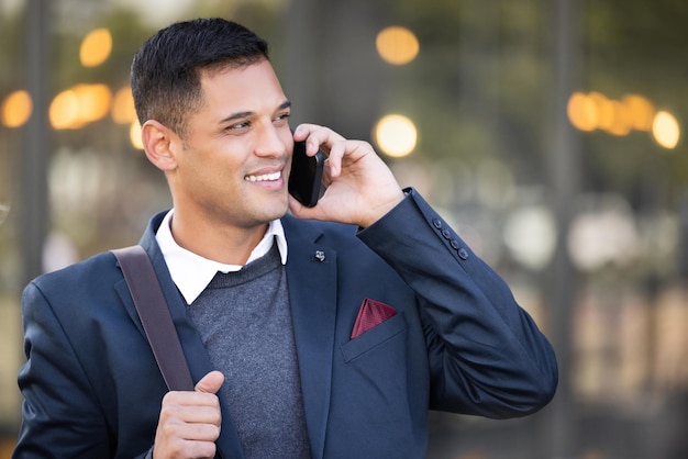 Appel téléphonique d'un homme d'affaires avec communication et mise en réseau avec smartphone en plein air et technologie en ville Mobile professionnel d'entreprise et conversation avec le réseau 5g b2b et maquette de contact