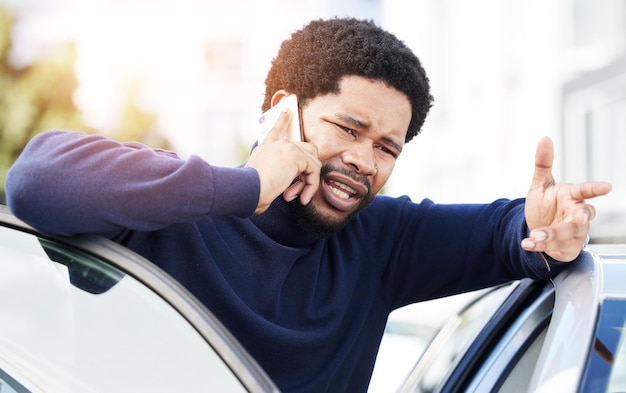 Appel téléphonique panne de véhicule et un homme noir frustré parlant à l'assistance routière avec un problème ou un problème Assurance voiture et voyage avec un client masculin parlant sur son téléphone portable dans la ville