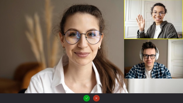 Photo appel vidéo communication en ligne avec des collègues de différentes nationalités écran d'ordinateur portable