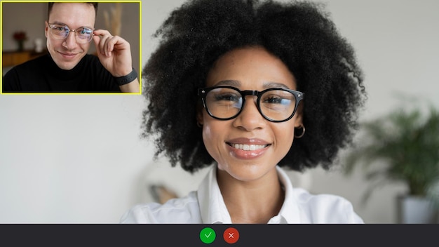 Photo appel vidéo de conférence une femme communique avec un écran d'ordinateur portable en ligne de collègue
